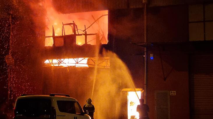Adana’da lastik deposunda yangın: 2 yaralı