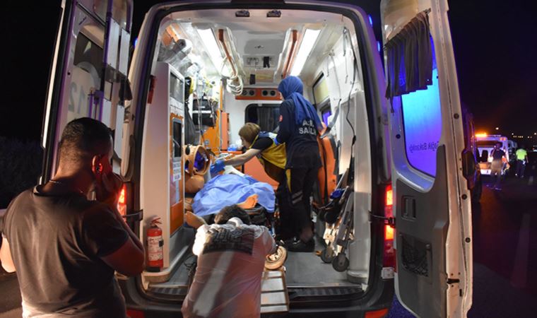 Adana’da TIR pikana arkadan çarptı: 2 ölü