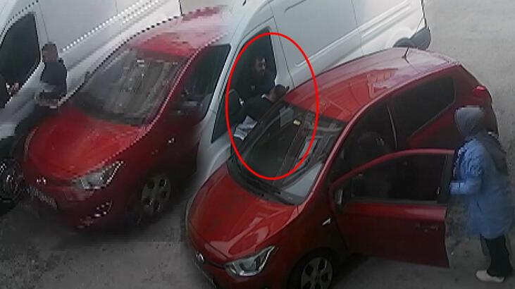 Adım adım dehşet! Otomobilin çarpmasıyla iki araç arasında sıkıştı