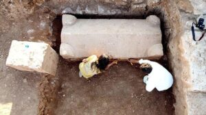 Adıyaman’da 4 iskeletin bulunduğu bin 800 yıllık mezar bulundu