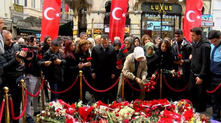 AK Parti Kadın Kolları Üyeleri terör saldırısının olduğu noktaya karanfil bıraktı