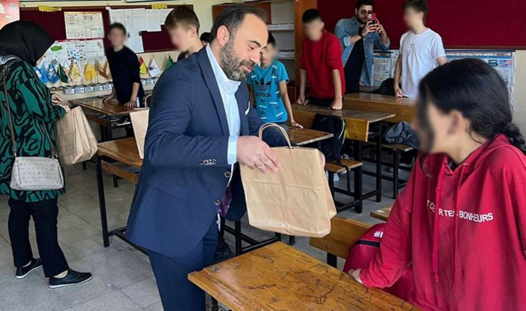 AKP Samsun’da, öğrencilere parti amblemli kırtasiye seti dağıttı
