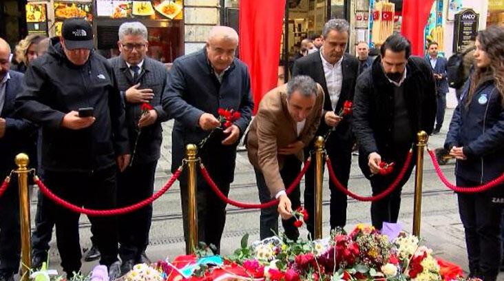 Alevi Dernekleri üyeleri saldırı noktasına karanfil bıraktı