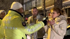 Alkollü kadın sürücü polise zor anlar yaşattı