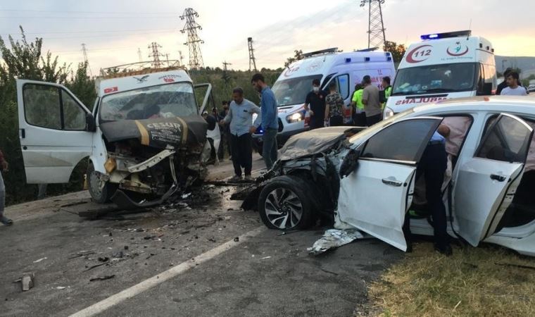 Amasya’da tarım işçilerini taşıyan minibüsle otomobil çarpıştı: 20 yaralı