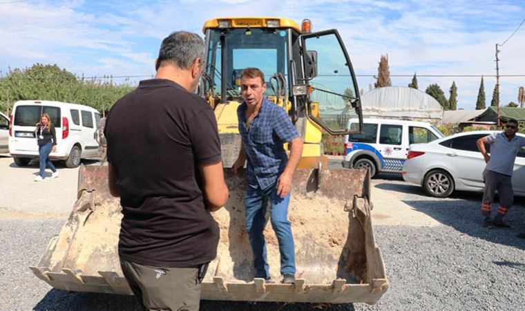 Antalya’da hareketli anlar: İş makinesine çıkıp, yıkımı engellemeye çalıştı