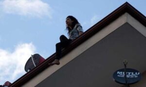 Antalya’da köpekleri elinden alındığı için çatıya çıkan kadın, köpekleri getirilince eylemine son verdi