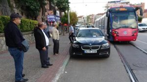 Aracını tramvay yoluna park etti, yolcular yarım saat bekledi