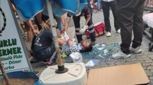 Arkadaşları ile sohbet ediyordu! Dördüncü kattan üzerine cam düştü