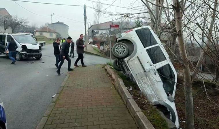 Arnavutköy’de faciadan dönüldü… Çarpışan iki araçtan biri boşluğa düştü: 3 yaralı