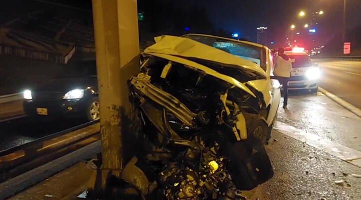 Ataşehir TEM Otoyolu’nda otomobil bariyere çarptı: 1 yaralı