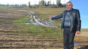 Atıklar tarlalarına döküldü! Çiftçiler, mandıra sahibinden şikayetçi oldu