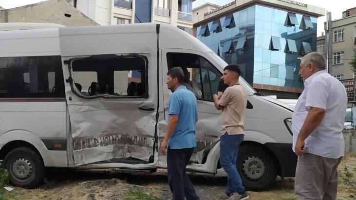 Bağcılar’da panelvan araç ile servis minibüsü çarpıştı: 5 yaralı