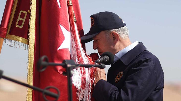 Bakan Akar, 8’inci Hudut Alay Komutanlığı’nda sancak teslim etti