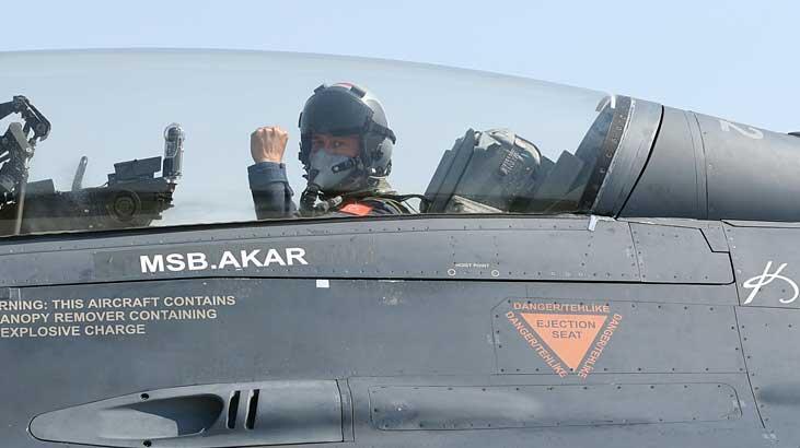 Bakan Akar, Ege’de F-16 ile özel uçuş yaptı