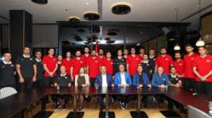 Bakan Çavuşoğlu, Filenin Efeleri’ni ziyaret etti