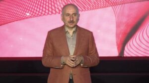 Bakan Karaismailoğlu tercih destek programında öğrencilerle buluştu