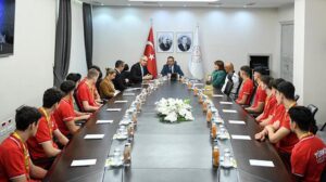 Bakan Özer’den liseli şampiyon sporculara tebrik