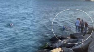 Bakırköy sahilde kıyafetleriyle denize atladı! Kurtarılma anları kamerada