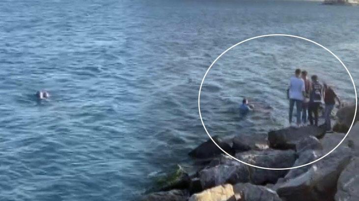 Bakırköy sahilde kıyafetleriyle denize atladı! Kurtarılma anları kamerada