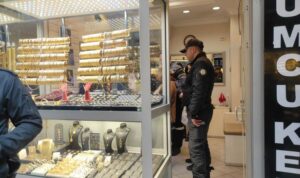 Banka görevlileri şüphelendi… Dolandırılmaktan son anda kurtuldu