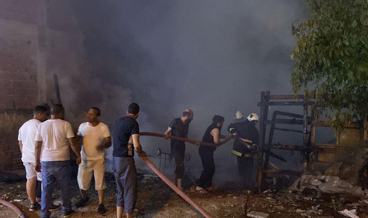 Barakada çıkan yangın binaya sıçradı, mahalleli sokağa döküldü