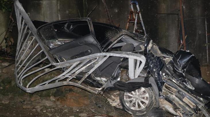 Bariyerlere çarpan araç hurdaya döndü! 2 kişi hayatını kaybetti