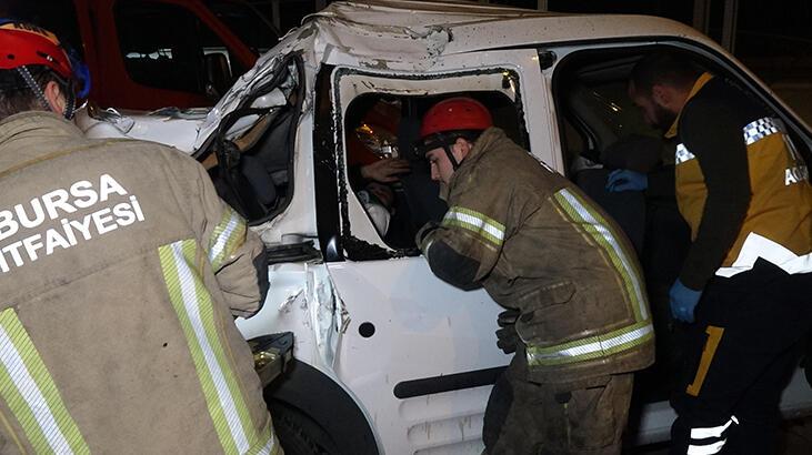 Bariyerlere çarpan araç takla attı! 2 kişi ağır yaralandı
