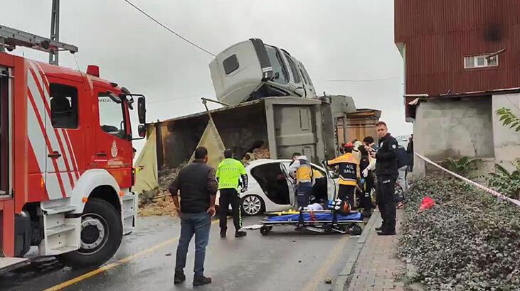 Başakşehir’de kamyon otomobilin üstüne devrildi!