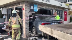 Beşiktaş’ta dehşet! Otomobille taksi durağına daldı