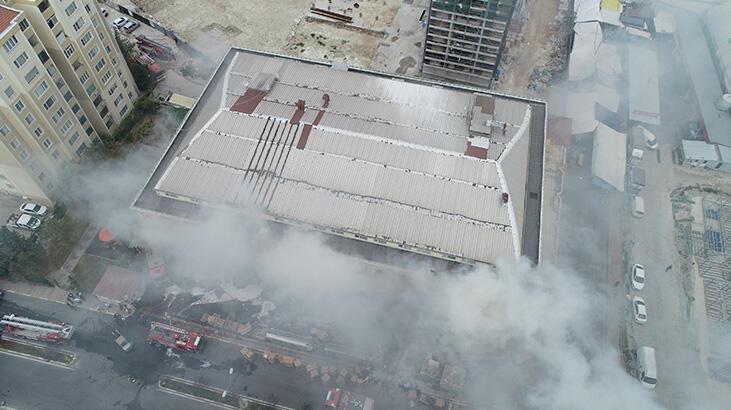 Beylikdüzü’nde depoda yangın! ‘Nefes alamıyoruz’