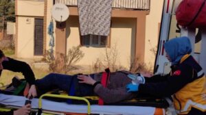 Bıçaklı hırsızı gören kadın 3 yaşındaki çocuğu ile balkondan atladı