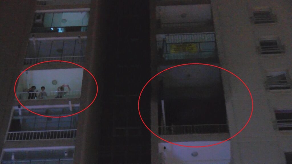 Bursa’da 23 katlı binadaki yangında, evlerini tahliye etmeyerek görüntü çektiler