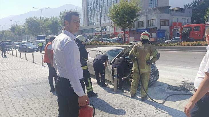 Bursa’da alev alan lüks otomobil kullanılamaz hale geldi
