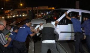 Bursa’da, kontrolden çıkan araç ‘metro’ raylarına düştü: 1 yaralı