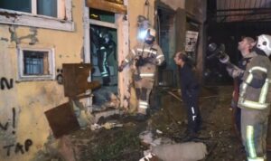 Bursa’da kullanılmayan 4 katlı tarihi binada yangın: 2. katta yaşayan evsiz kadın kurtarıldı