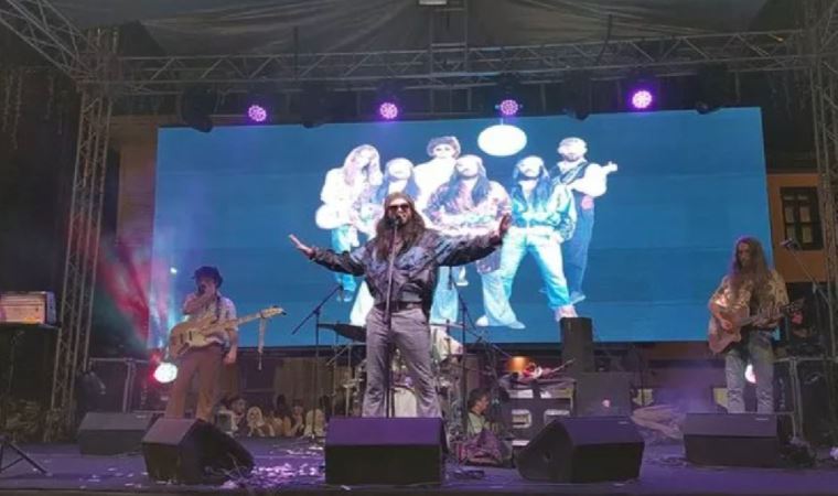Bursa’da Retrobüs grubu konser verdi