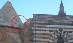 Cacabey Medresesi’nde milyonluk restorasyon faciası: Tarihi kubbeye alüminyum pencere taktılar
