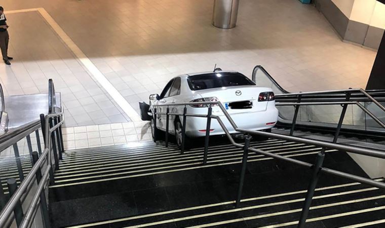 Çaldığı araçla ‘metro istasyonunun’ merdivenlerine sıkıştı