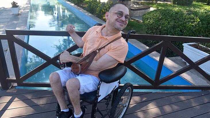 Christy Brown’u örnek aldı, sol eliyle senaryo yazıyor