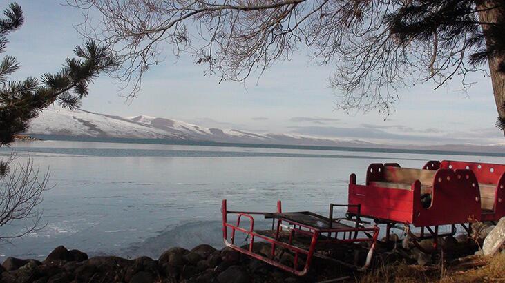 Çıldır Gölü, buz tutmaya başladı