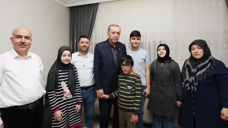 Cumhurbaşkanı Erdoğan, görme engelli hafız Ravzanur’u ziyaret etti