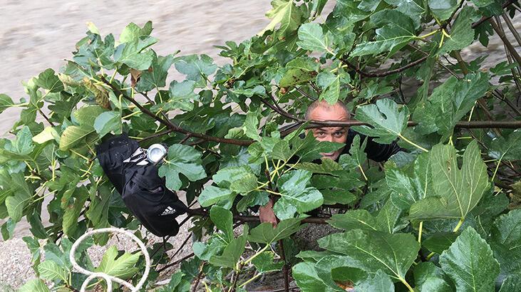 Debisi yükselen dereye düşüp sürüklendi, polisin uzattığı iple kurtuldu