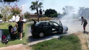 Dehşet anları! Yanan otomobilden, eşi ve çocuklarını çıkardı