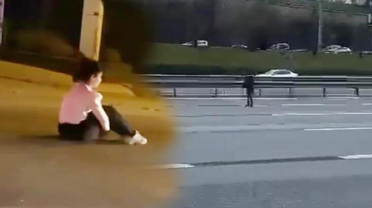 Dehşete düşüren anlar! Biri araçların arasına daldı diğeri yola oturdu