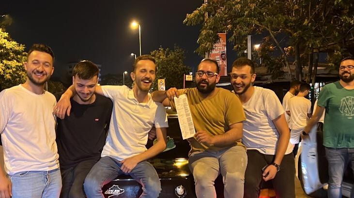Denetimde ceza yediler! Otomobil önünde poz verdiler
