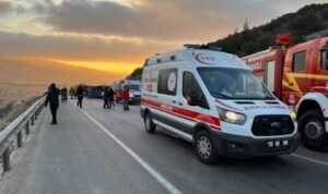 Denizli’de servis midibüsü devrildi: 2 ölü, 15 yaralı