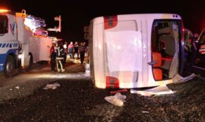 Denizli’de yolcu otobüsü refüje devrildi: 2’si ağır 28 yaralı
