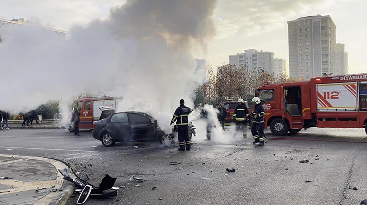 Diyarbakır’da lüks otomobile çarpan araç yandı: 2 yaralı