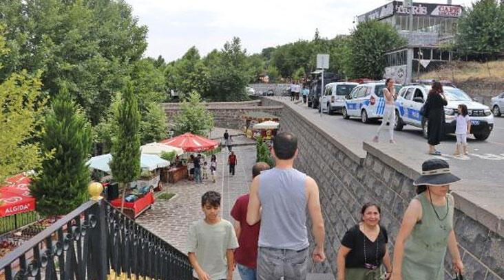 Diyarbakır’da tarihi köprüde sopalı- bıçaklı- silahlı kavga: 2 yaralı
